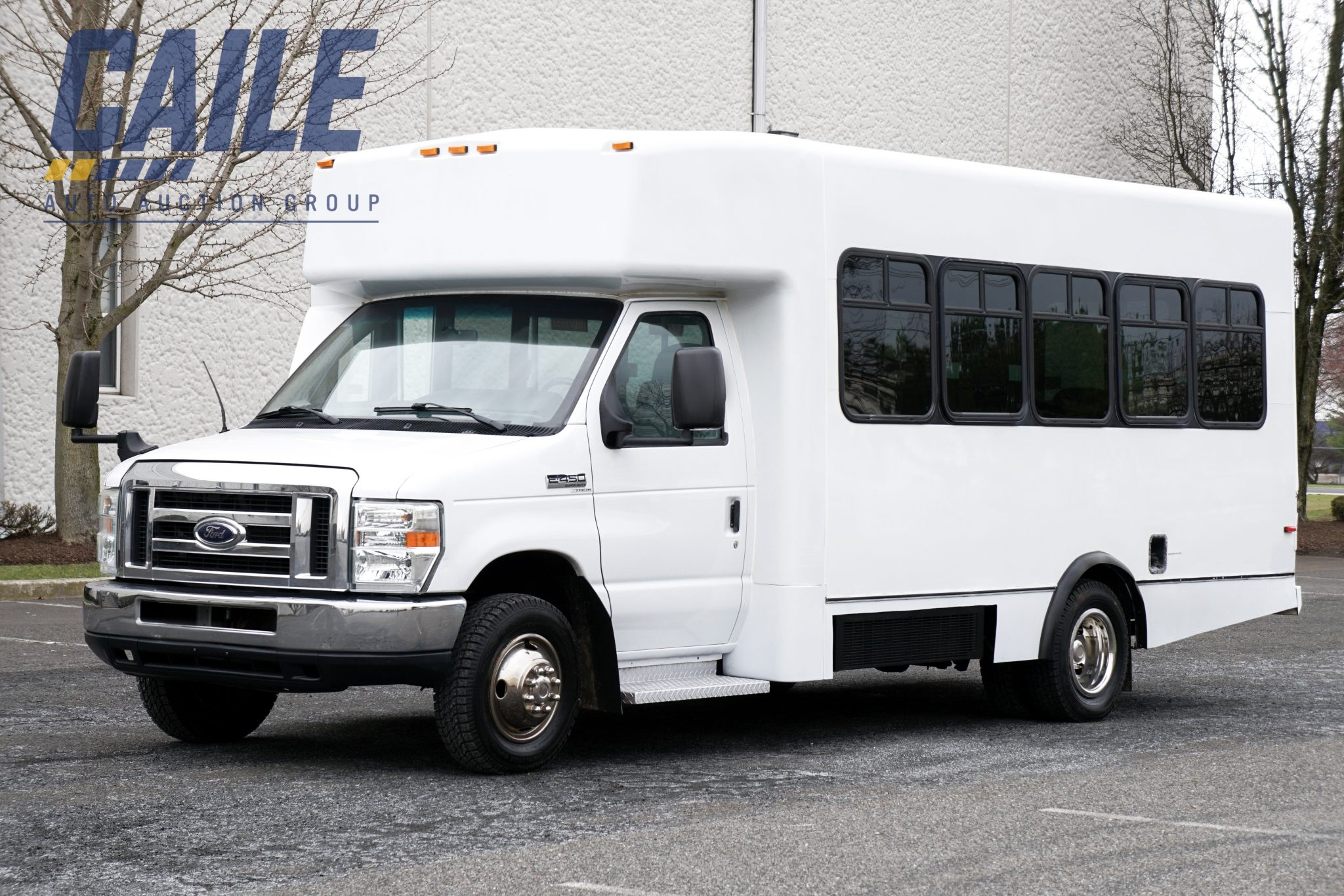 2012 Ford E-450 Super Duty 6.8L V10 Dually 15-Passenger Bus w/Wheelchair Lift
